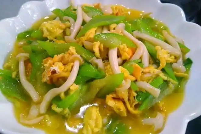 原创 春季素菜菜谱,白玉菇丝瓜炒鸡蛋,一道不错的家常菜,吃不够