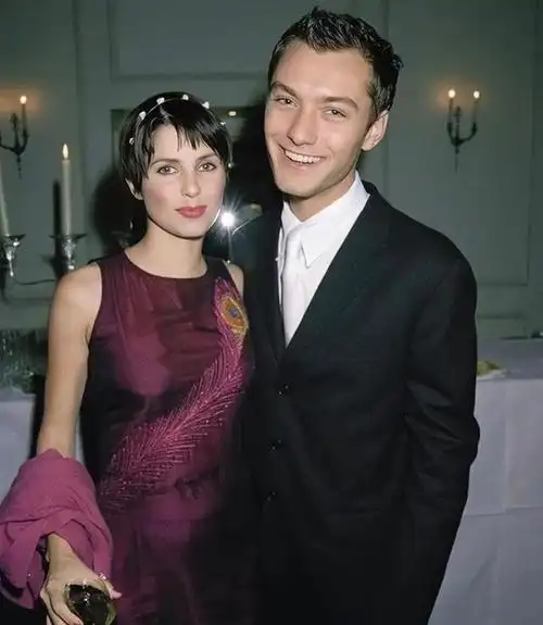 热恋过后,裘德·洛这急性子就是按捺不住,和家里那位大胆又娇俏的保姆