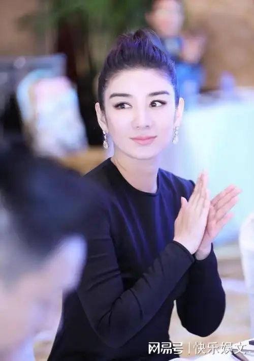 46岁黄奕晒照庆生皮肤白皙年轻似18岁少女感慨生活艰难机会少