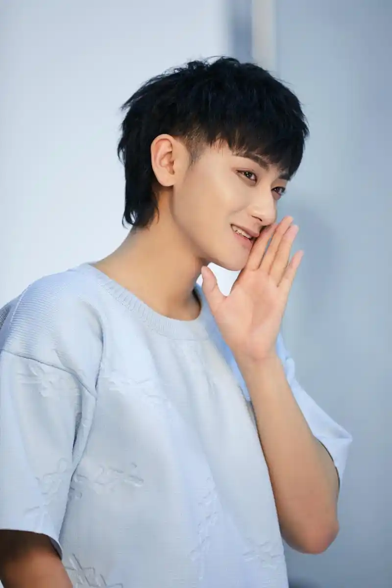 清晨洒落的阳光,带来温暖的力量;黄子韬眼底笑意升起,尽是温柔光芒.