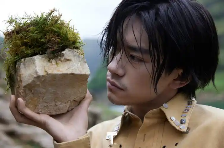 易烊千玺为《t》六月刊拍摄封面写真大片