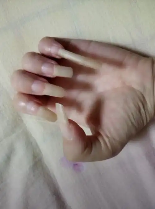 妻子的长指甲,你们觉得怎么样好看不,小孩说她留长指甲很好看,但是她