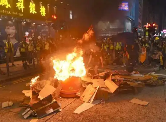 暴徒大闹港铁街头这一幕却燃爆了图