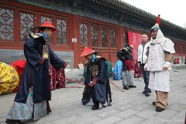 影视剧中,为什么清朝官员下跪前都要拍两下袖子?