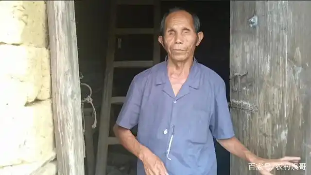 深山独居老人"瞎子",70多年只有狗陪伴!老人说出心酸的故事