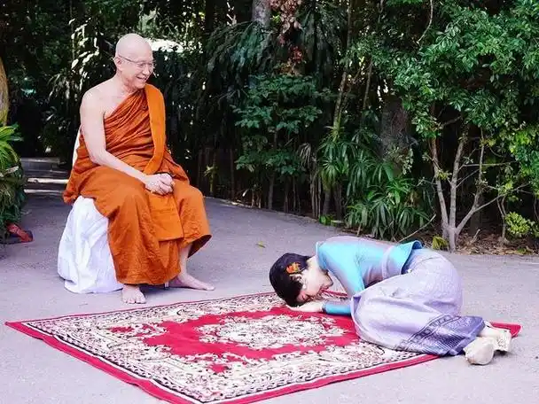 礼仪,比如像屈膝礼,屈膝礼体现了优雅感,而泰国的跪拜礼给人看起来就