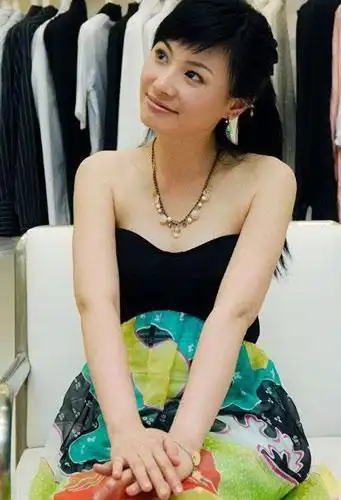 东方卫视的《非常娱乐》,《乡村之音》,《沸点时间》,《娱乐星天地》