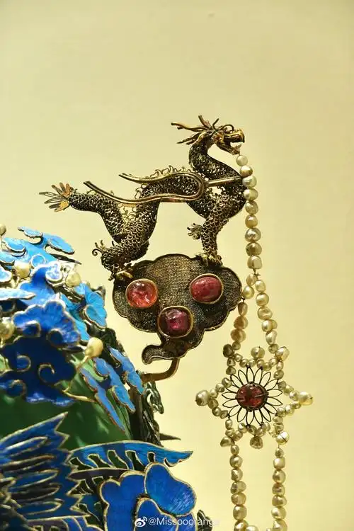 点翠嵌珠石金龙凤冠(孝靖皇后三龙两凤冠)明十三陵定陵考古发掘 故宫