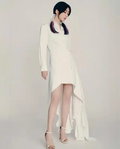 杨紫身穿白色长袖收腰衬衫连衣裙,展现出了她的时尚感和个性魅力