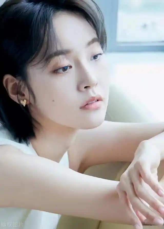 演员张佳宁素颜出镜 纯净而美丽