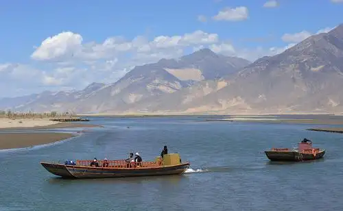 4月22日,两条渡船驶回渡口.新华社记者陶希夷摄