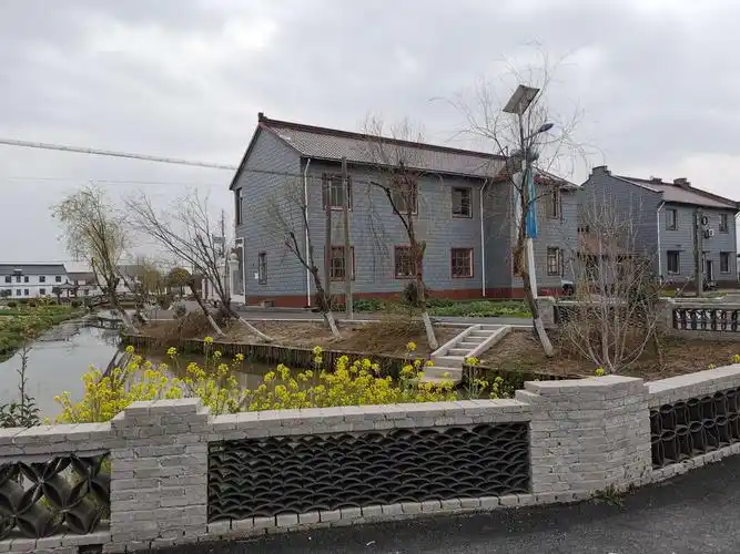 一处绿地的小矮墙