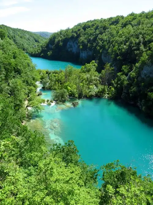这湖水太漂亮了水色碧绿