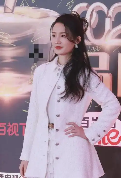 品质盛典红毯:胡歌一脸沧桑,关晓彤虎背熊腰,张雨绮风情万种|唐嫣|女