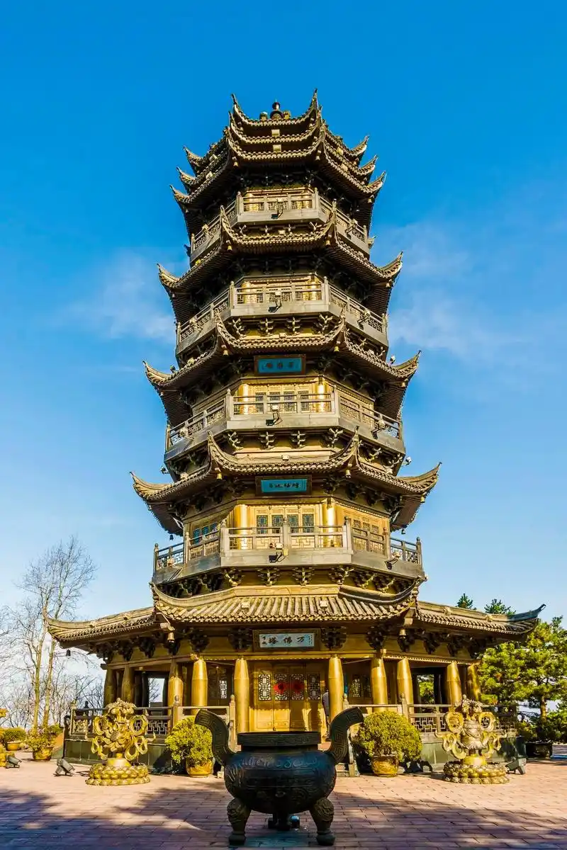 佛教名山安徽九华山,万佛塔曹德旺先生捐2000多万建造.阿弥陀佛