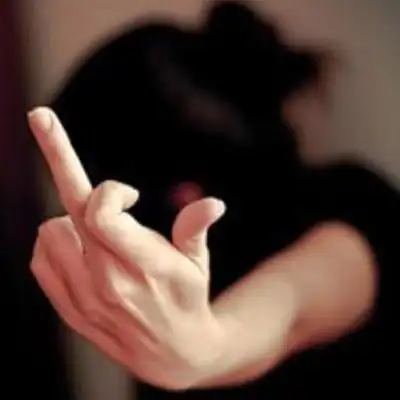 女生竖中指鄙视头像 霸气女神加动漫鄙视手势图片大全 - 女生头像