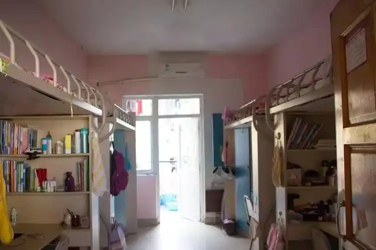 头条专栏和园宿舍外景 宿舍分为四人间(上床下桌)和六人间(两个下铺和