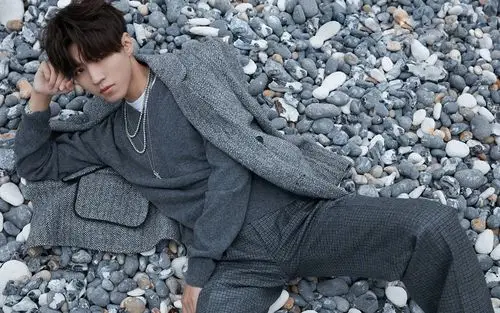 帅气时尚王俊凯壁纸_魅力散发的王俊凯