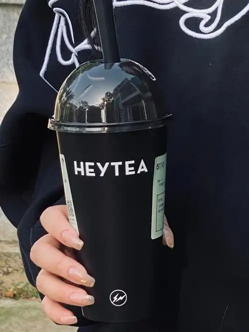 喜茶藤原浩联名黑杯子太酷了