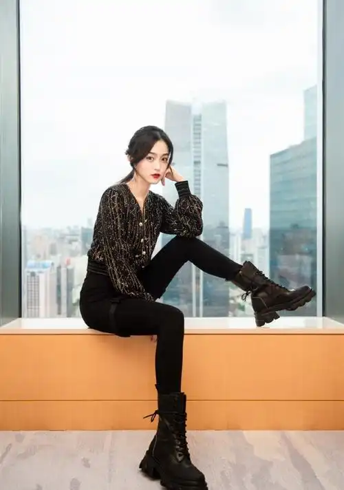 霸气何泓姗踩窗台上拍照,闪金上衣黑色长裤炫酷,超长美腿撩人