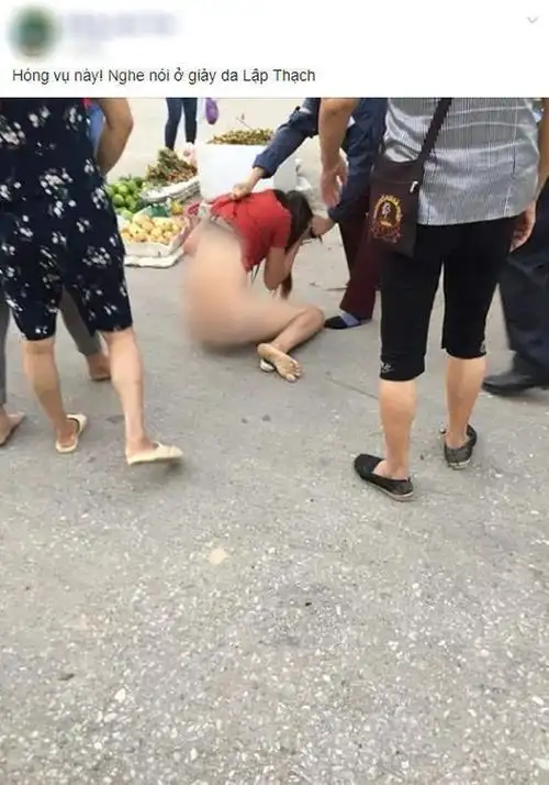 女子和已婚男有染遭原配当街扒衣羞辱