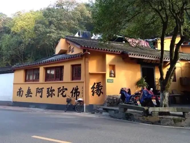 再走南观音洞不知是啥原因感觉人少了很多拜佛烧香的人游玩的人连管理