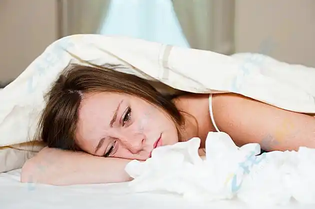 床上生病难受女子高清图片下载