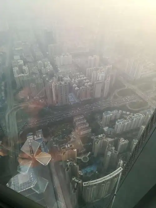 从大厦116层往下看真是心旷神怡,一揽众山小,非常惬意!