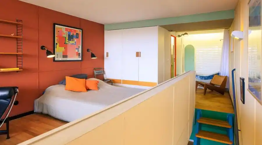 一层,面向厨房.面向厨房的旧照片.从厨房看阳台.厨房内部.上楼.