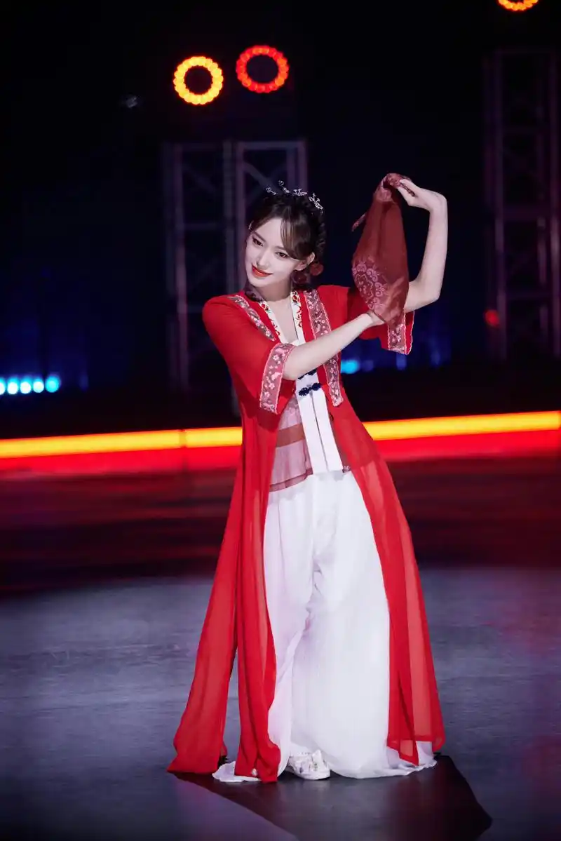 程潇一身红色古装造型