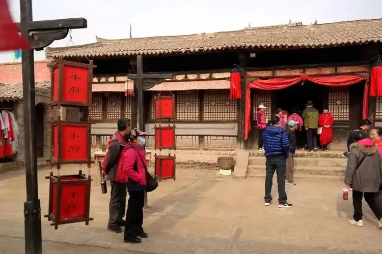 牛府的婚房:四海客栈:这里是《大话西游》最后一幕的场景:凝望良久