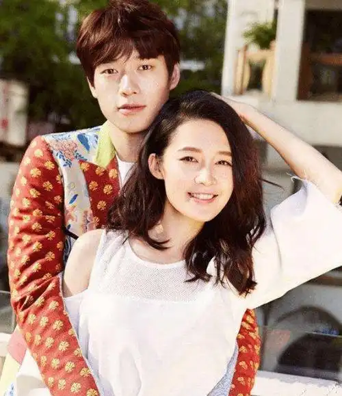 李沁在魏大勋家中发现女生写真照,看清是谁后,粉丝沸腾了_郑秀晶_节目