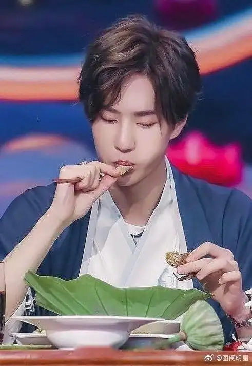 王一博吃东西合集:对待吃,他是认真的.