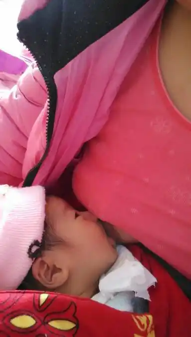 晒晒喂奶照 - 百度宝宝知道