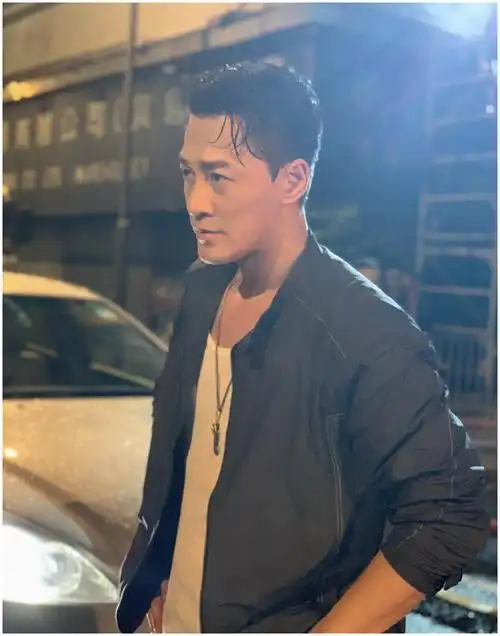 林峯刘涛合作新剧珠海拍戏引关注两人职业装精致有范儿