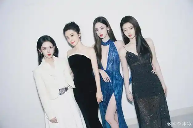 要知道刘昊然和彭昱畅还需亲自举杯,在后排谦卑地等着向前辈敬酒,而周