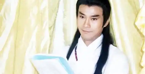 郑少秋与焦恩俊一样,同样受到了古装假发套所带来的困扰,成为了其受害