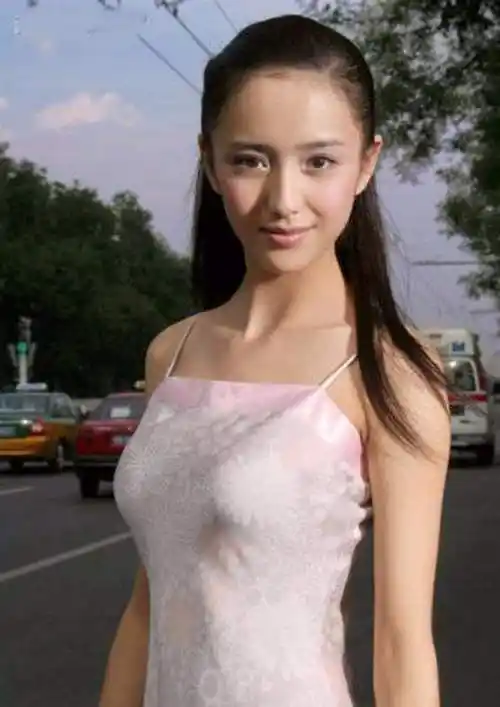 原创早年佟丽娅的素颜照,皮肤确实是很黑,但人很清纯啊!