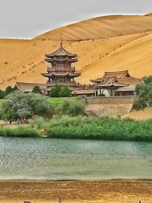 敦煌鸣沙山月牙泉.