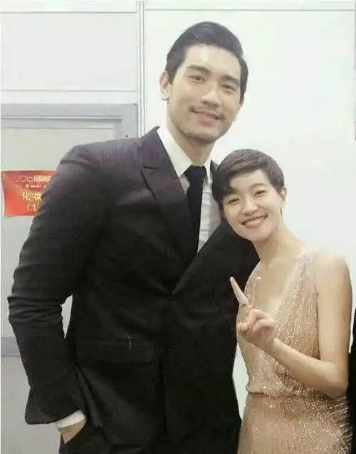 媒体人godfrey早不记得焦俊艳这个人可高以翔自己站出来反驳