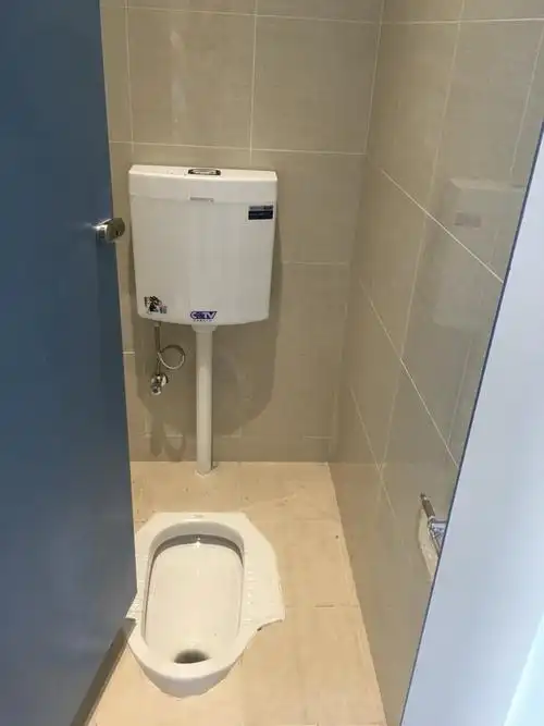每间宿舍两个蹲便池,洁净,避免同时去厕所尴尬现象发生
