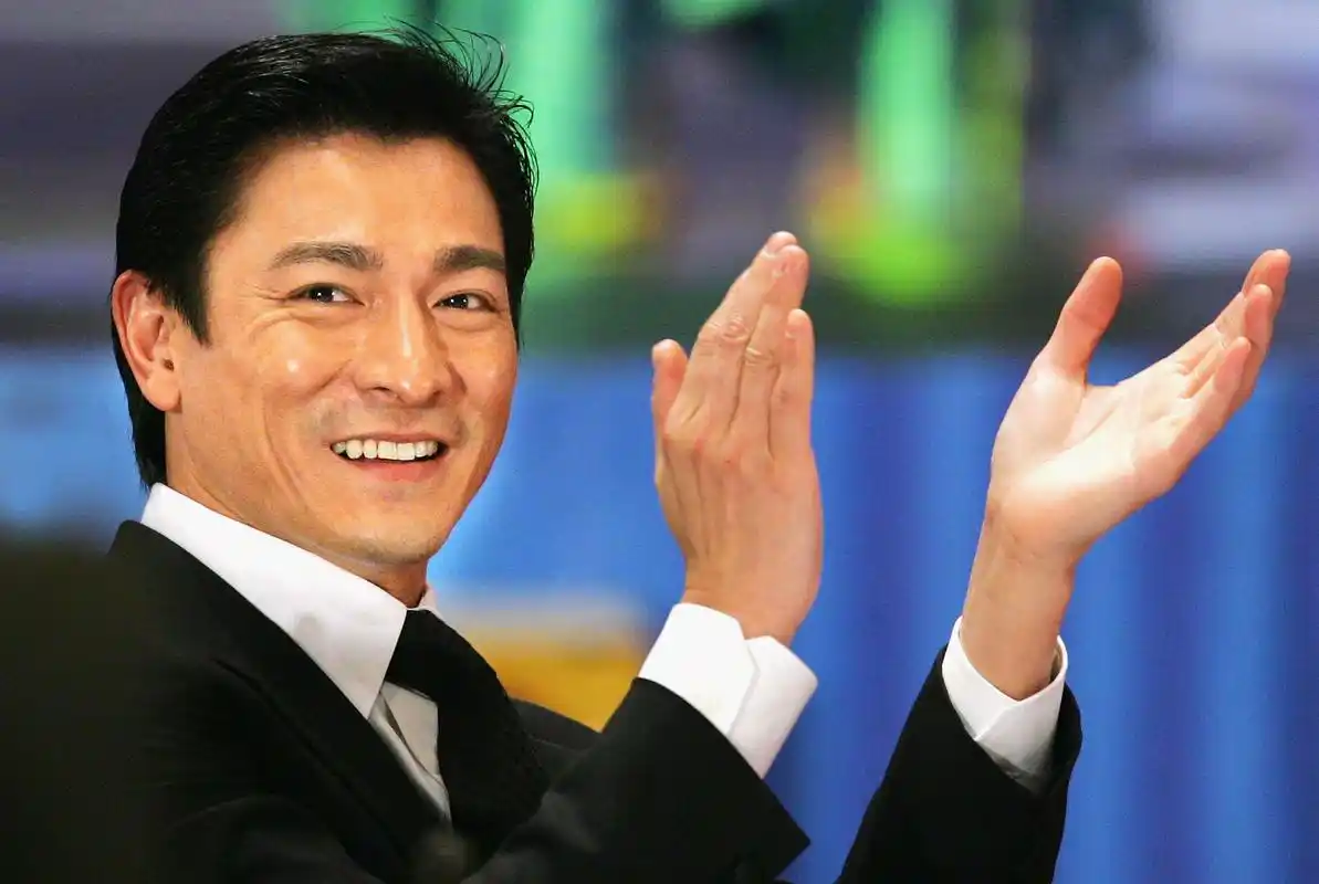 刘德华演唱会粉丝突然冲向舞台,华仔为保护粉丝跪地将其抱住!