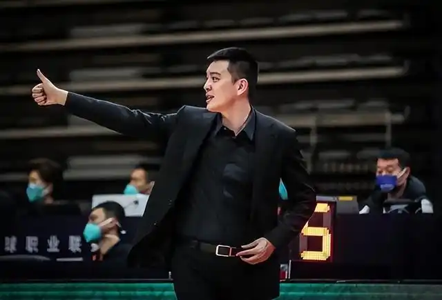 最主要的问题就出现在他的长相,杨鸣是一位非常帅气的男性,浓眉大眼