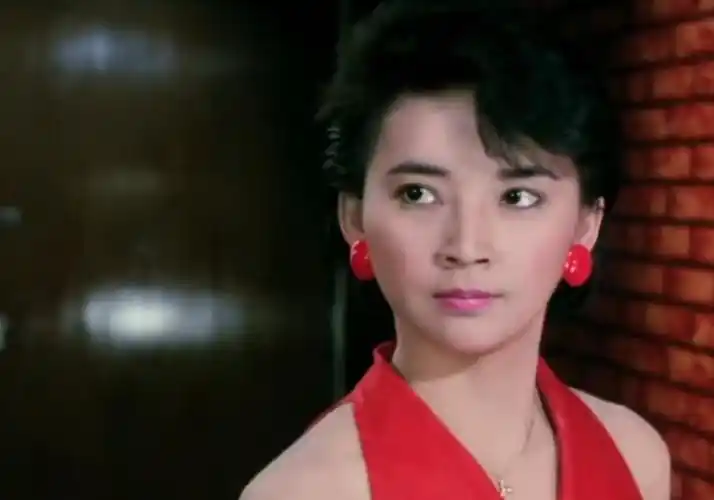 元彪和成龙合作动作电影之一,女神胡慧中真美美的!