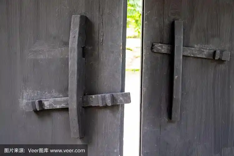 黑色双木门配中式古门闩.