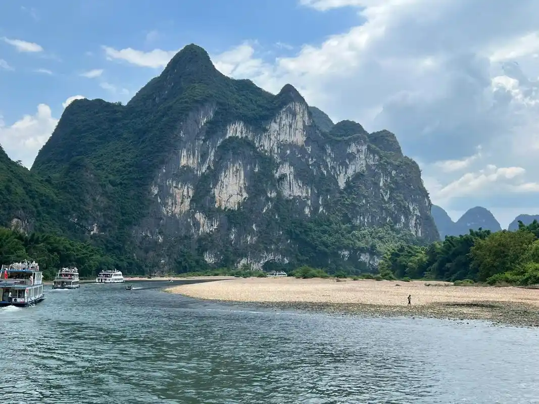 漓江九马画山,要发挥想象力 九马画山是大自然的笔墨奇观.