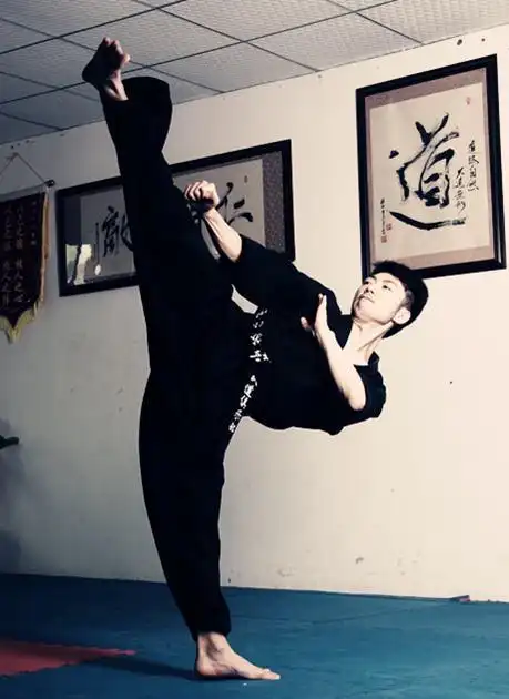 李小龙凌厉腿法中核心的练法