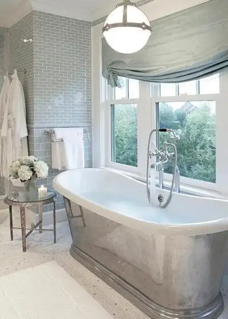 每个女人都希望自家浴室有这样一个大浴缸