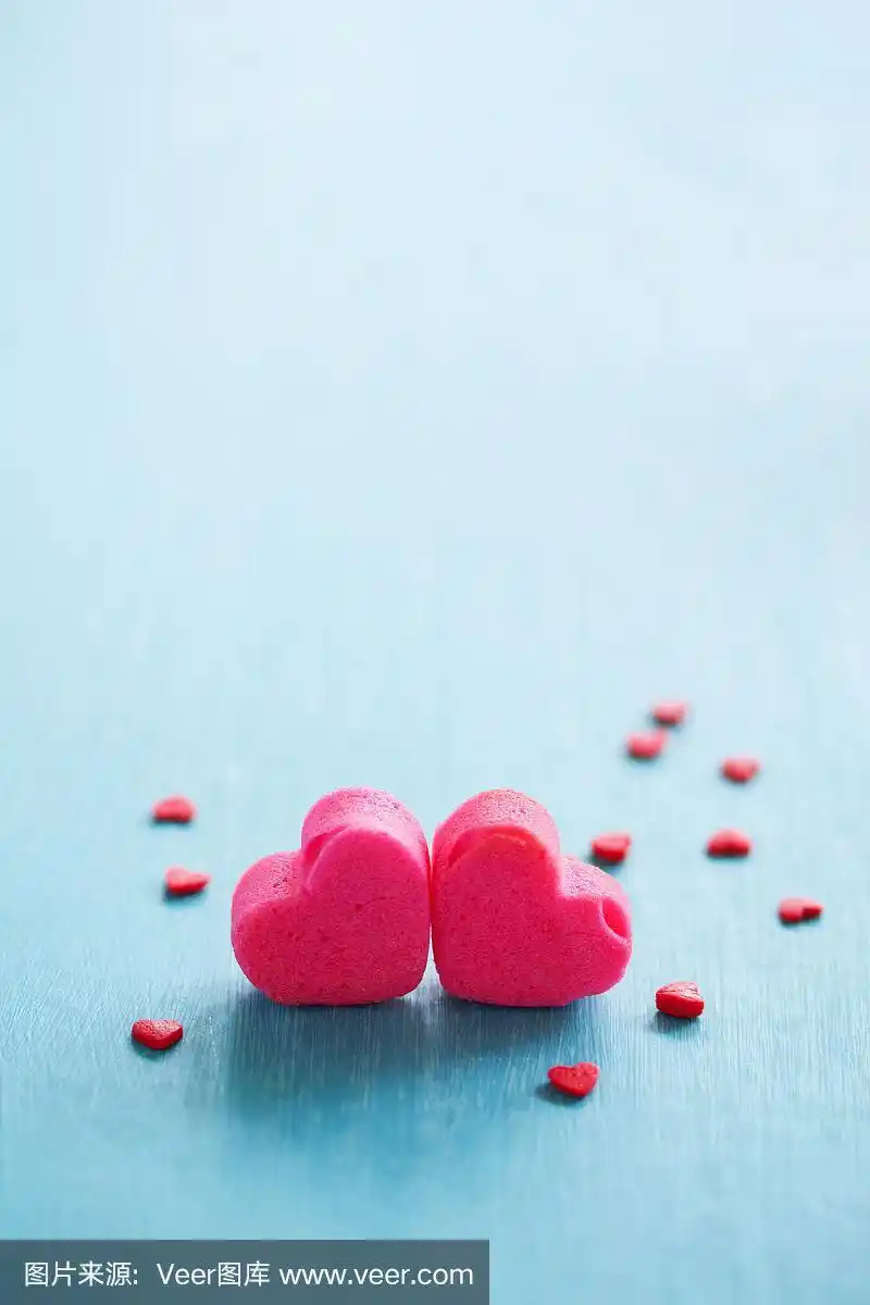 蓝色背景上的两颗心在情人节.