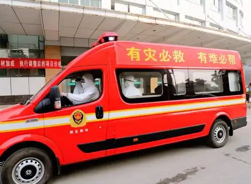 穿梭于随州大街小巷的红色救护车